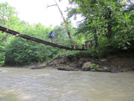 Die Brücke über den Fluss, Wandern in den Bergen, Kaukasus, Russland