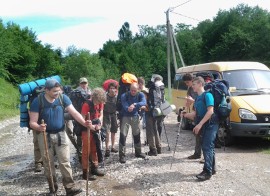 Das treffen der touristen nach einer wanderung in den bergen von Russland